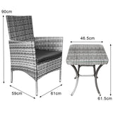 Grijze wicker tuinstoel met kussen en bijpassende tafel, met een moderne uitstraling en elegante afwerking, perfect voor buitengebruik
