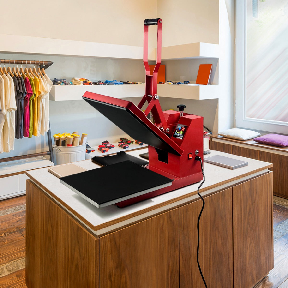 Rode hittepers van 38x38 cm met een zwarte drukplaat, geplaatst op een houten tafel in een lichte winkelomgeving met kleding en speelgoed