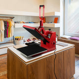 Rode hittepers van 38x38 cm met een zwarte drukplaat, geplaatst op een houten tafel in een lichte winkelomgeving met kleding en speelgoed