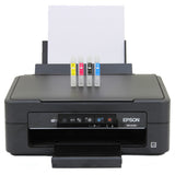 Zwarte Epson XP-2100 printer met vier kleurrijke inktcartridges en een vel wit papier, ideaal voor hittepers toepassingen