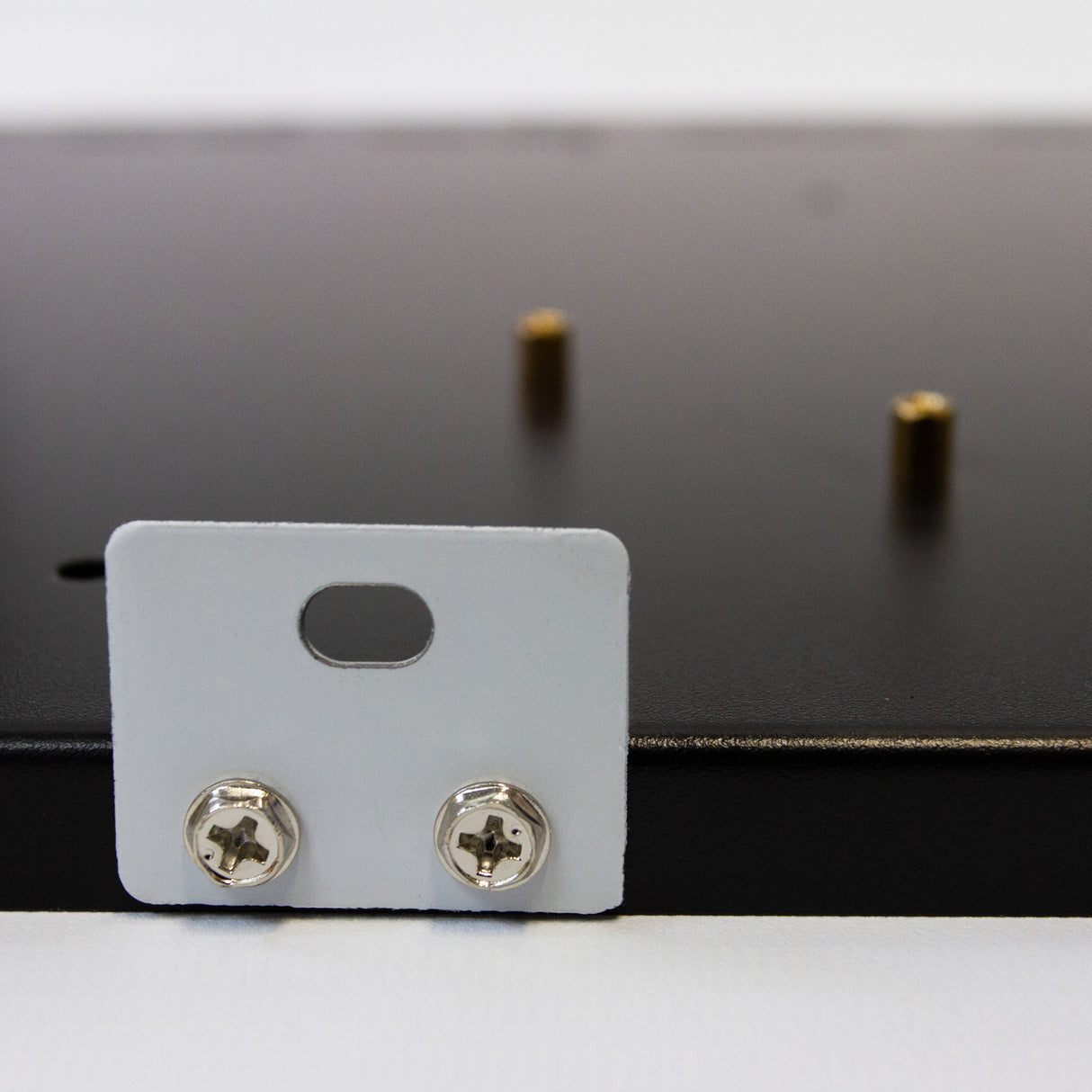 Zwarte metalen basis voor een 6-8 GPU mining rig, met schroefgaten en bevestigingsmateriaal voor stabiliteit en ondersteuning