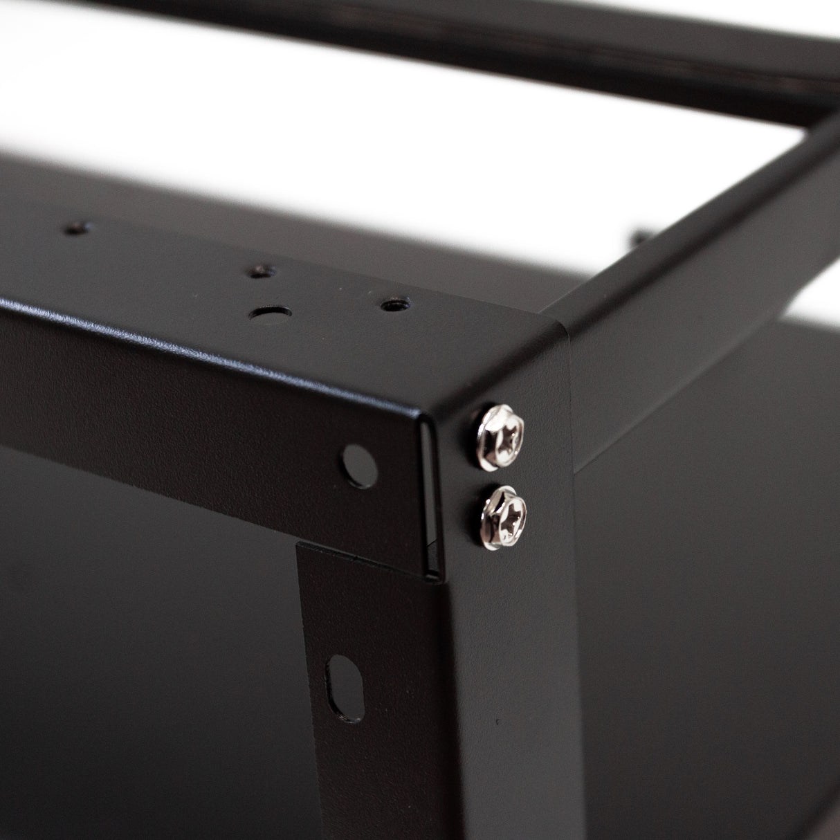 Zwart metalen frame voor 6-8 GPU mining rigs, met stevige schroefverbindingen en een robuuste, industriële uitstraling