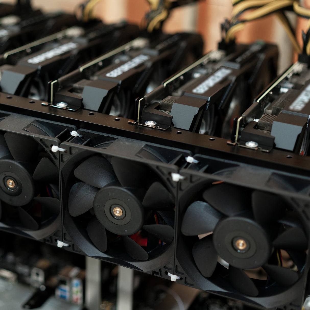 Zwart metalen frame voor 6-8 GPU mining rigs met krachtige ventilatoren en kabels, ontworpen voor optimale koeling en prestaties