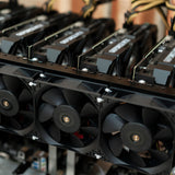Zwart metalen frame voor 6-8 GPU mining rigs met krachtige ventilatoren en kabels, ontworpen voor optimale koeling en prestaties