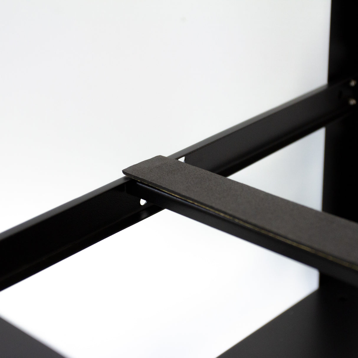 Zwart metalen frame voor 6-8 GPU mining rigs, met stevige constructie en gladde afwerking voor optimale ventilatie en stabiliteit