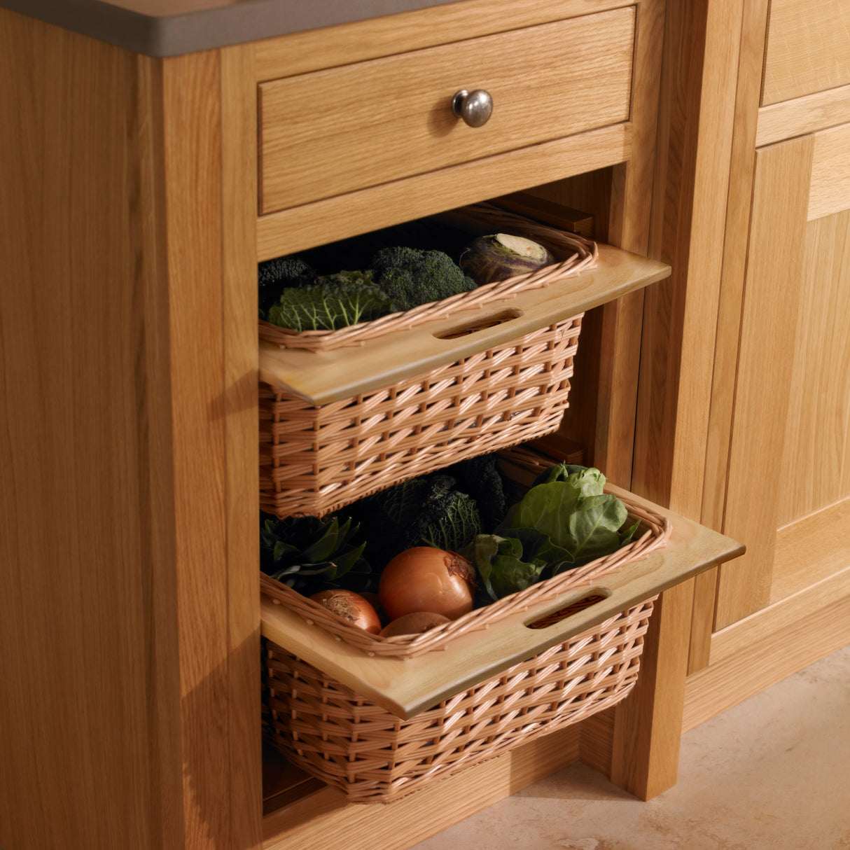 Uittrekbare rieten manden in een houten keukenkast, gevuld met broccoli, uien en sla, met een natuurlijke, warme uitstraling
