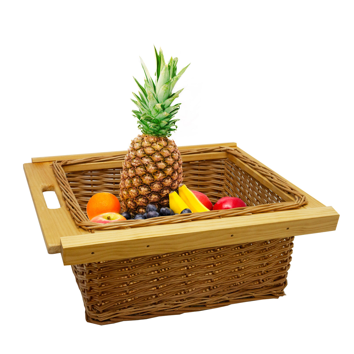 Uittrekbare rieten mand met houten handvat, gevuld met ananas, sinaasappel, bessen en diverse fruitsoorten in levendige kleuren