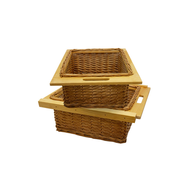 Uittrekbare rieten manden in natuurlijke tinten met houten handvatten, ideaal voor opbergen en organiseren in huis