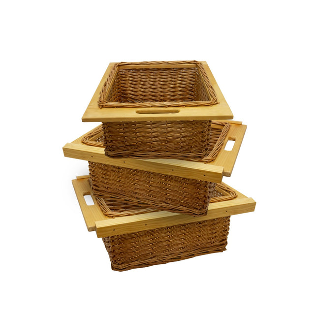 Drie uittrekbare rieten manden met houten handvatten, in een warme bruine kleur en een stevige, geweven textuur