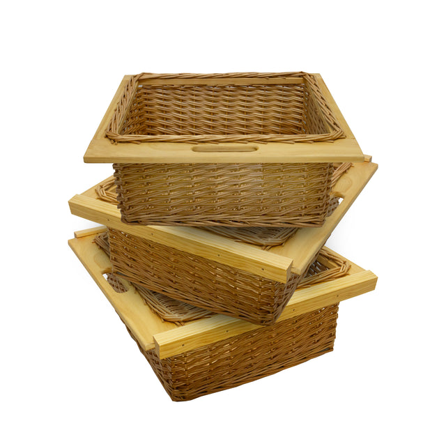 Drie uittrekbare rieten manden in natuurlijke tinten met houten handvatten, perfect voor opbergen en decoratie