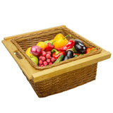 Drie uittrekbare rieten manden met een houten rand, gevuld met kleurrijke groenten zoals paprika's, aubergines en radijsjes