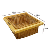 Drie uittrekbare rieten manden met een houten rand, lichtbruin, met een open structuur en handgrepen voor eenvoudig gebruik