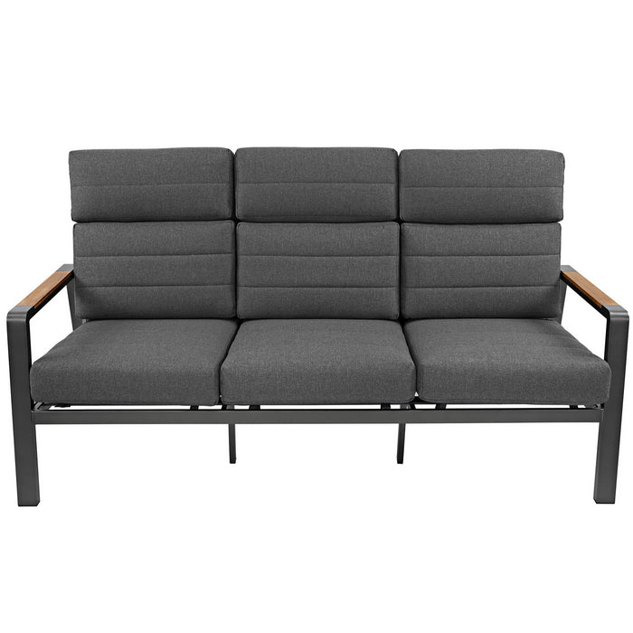 Moderne grijze bank met gestreepte kussens en een zwart metalen frame, afgewerkt met houten armleuningen voor extra comfort
