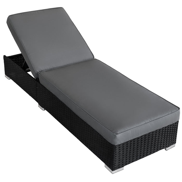 Luxe ligstoel met een zwart gevlochten frame en een comfortabele grijze kussen, perfect voor buitengebruik en ontspanning