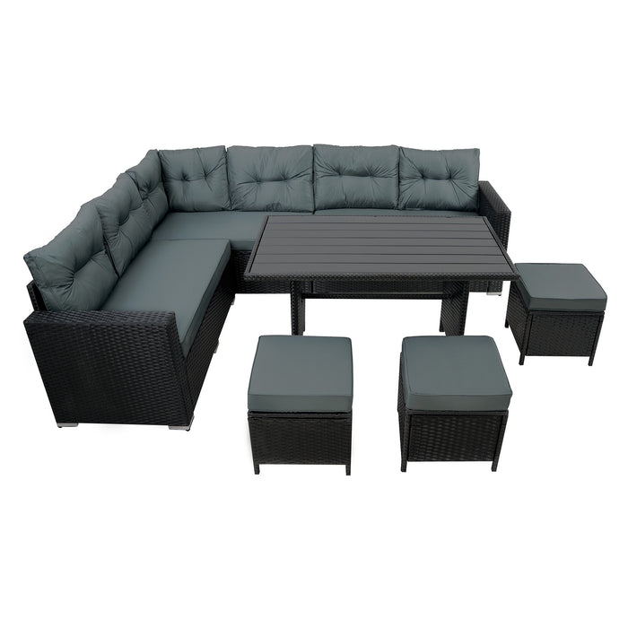 Modulaire tuinset met donkergeweven rattan, comfortabele grijze kussens en een tafel met een slank, gestreept tafelblad