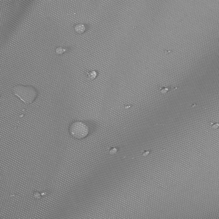 Grijze waterdichte stof met zichtbare waterdruppels, gladde textuur en een stevige, duurzame uitstraling voor buitengebruik