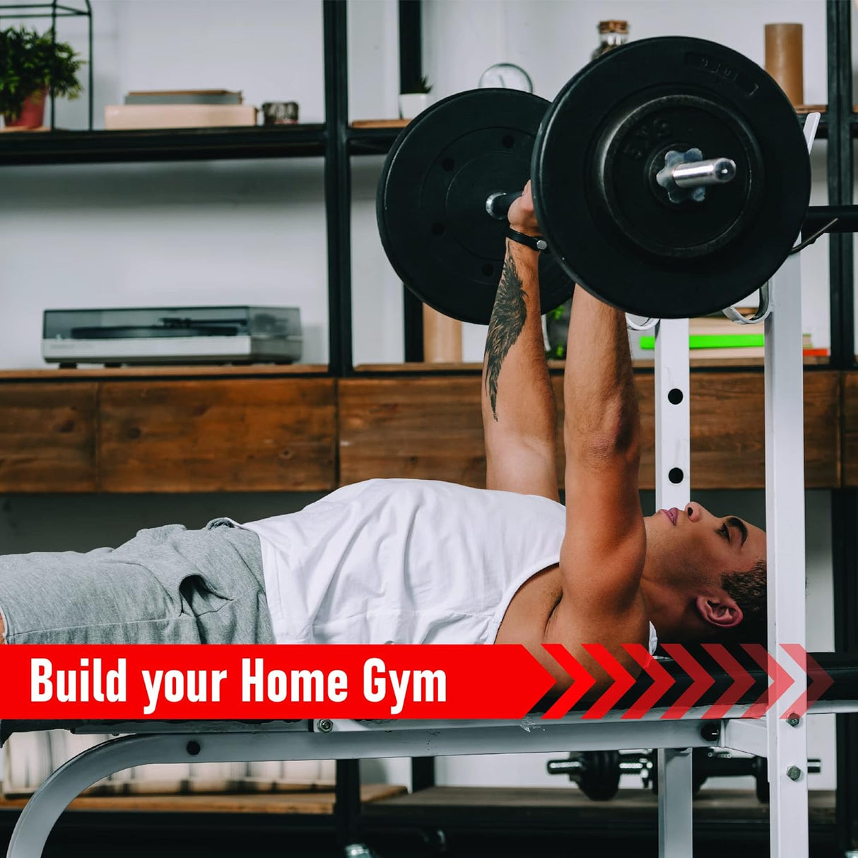 Een man ligt op een bankdruktafel met een Body Revolution EZ Barbell van 1,2 m en spinlock sluitingen, klaar om te trainen