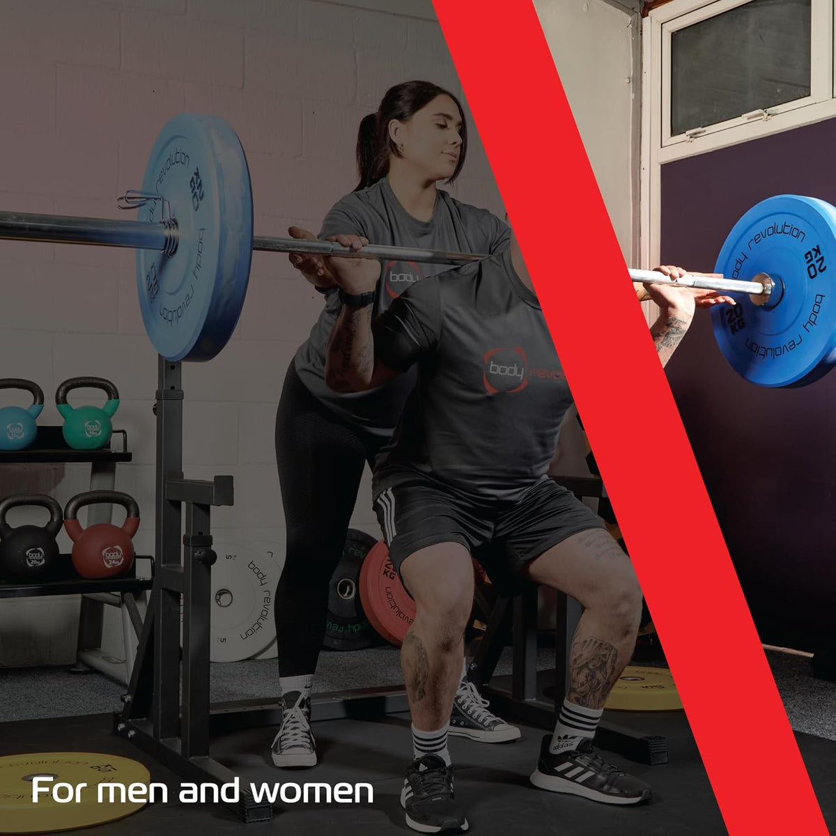 Een man en vrouw gebruiken een stevige squat rack met kleurrijke gewichten, perfect voor krachttraining en fitnessoefeningen
