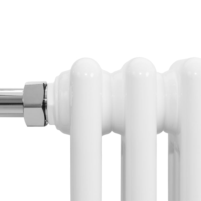 Glanzend witte radiator met ronde buizen en een metalen aansluiting, perfect voor moderne en klassieke interieurstijlen