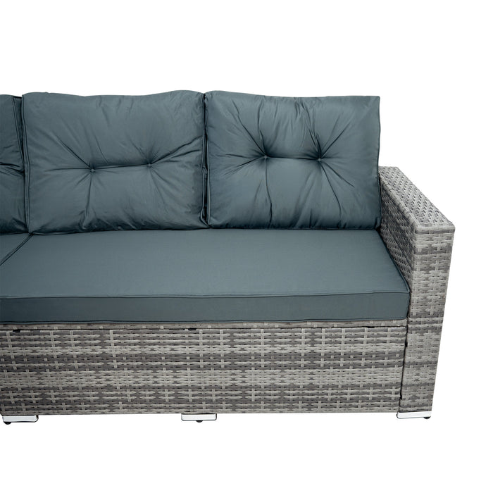 Grijze wicker tuinbank met comfortabele kussens, afgewerkt met een gestikte structuur voor extra stijl en comfort