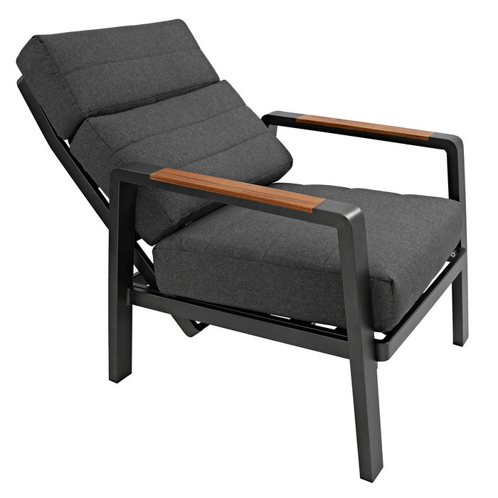 Moderne loungestoel met een zwart metalen frame, grijze gestoffeerde zitting en houten armleuningen voor extra comfort