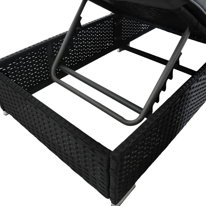 Zwart wicker ligbed met verstelbare rugleuning en metalen frame, perfect voor buitengebruik en ontspanning in de tuin