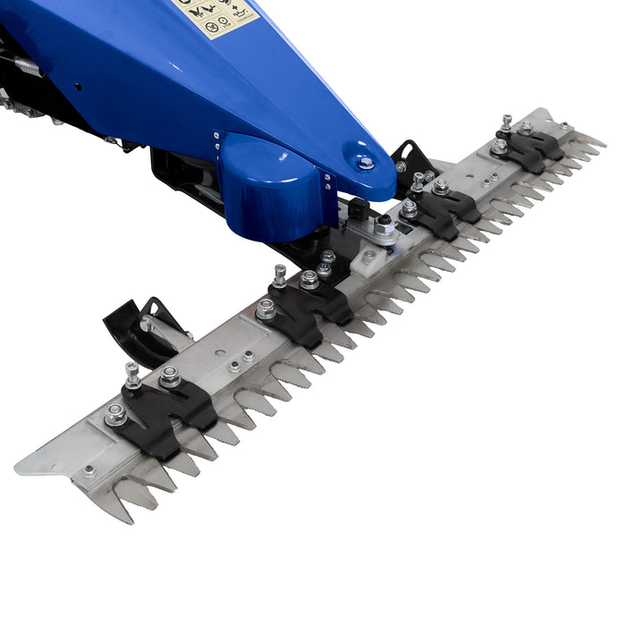Blauwe grasmaaier met scherpe metalen messen en zwarte rubberen bevestigingen, ideaal voor een nette grasafwerking