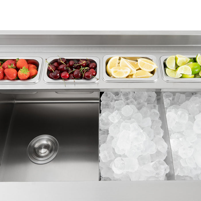 RVS bar met vers fruit zoals aardbeien, kersen en citroenen, naast een bak met ijsblokjes voor dranken en cocktails