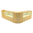 Moderne winkel toonbankset in esdoornfineer, met glazen vitrines en een strakke, gebogen vorm voor optimale presentatie van producten