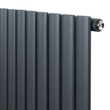 Ovale design radiator in antraciet grijs met een kolom, 600 mm x 1440 mm, inclusief haakse thermostaatkraan en moderne afwerking