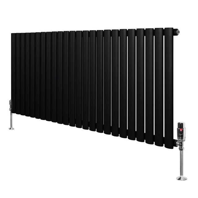 Ovale zwarte designradiator van 600 mm x 1440 mm met een moderne, strakke afwerking en een haakse thermostaatkraan