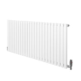 Ovale witte design radiator van 600 mm x 1440 mm met een haakse thermostaatkraan en strakke, moderne lijnen