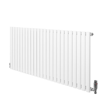 Ovale witte design radiator van 600 mm x 1440 mm met een haakse thermostaatkraan en strakke, moderne lijnen
