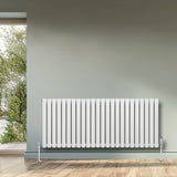 Ovale witte design radiator met één kolom, 600 mm x 1440 mm, inclusief haakse thermostaatkraan, geplaatst tegen een muur
