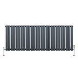 Ovale design radiator in antraciet grijs, 600 mm x 1620 mm, met een moderne uitstraling en haakse thermostaatkraan