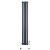 Ovale design radiator in antraciet grijs, 1600 mm x 240 mm, met vier verticale kolommen en een haakse thermostaatkraan