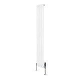 Ovale design radiator in wit, 1600 mm x 240 mm, met een haakse thermostaatkraan en een strakke, moderne uitstraling