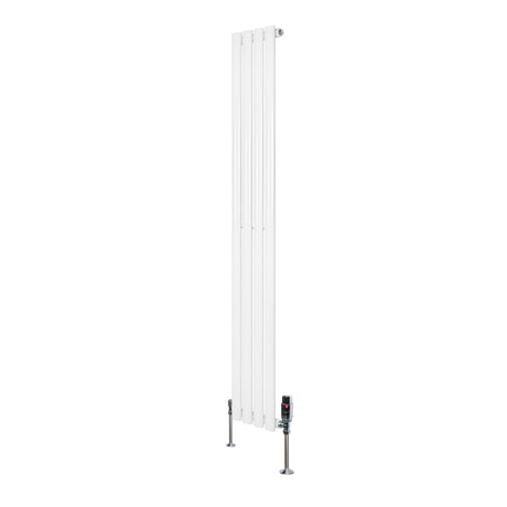 Ovale design radiator in wit, 1600 mm x 240 mm, met een haakse thermostaatkraan en een strakke, moderne uitstraling