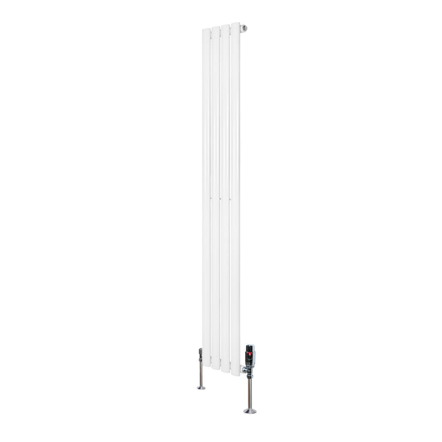 Ovale design radiator in wit, 1600 mm x 240 mm, met een haakse thermostaatkraan en een strakke, moderne uitstraling