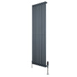 Ovale design radiator in antraciet grijs, 1600 mm x 480 mm, met een haakse thermostaatkraan en een strakke, moderne uitstraling