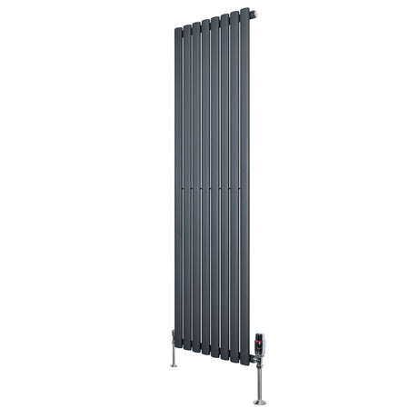 Ovale design radiator in antraciet grijs, 1600 mm x 480 mm, met een haakse thermostaatkraan en een strakke, moderne uitstraling