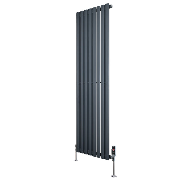 Ovale design radiator in antraciet grijs, 1600 mm x 480 mm, met een haakse thermostaatkraan en een strakke, moderne uitstraling