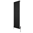 Ovale zwarte designradiator van 1600 mm x 480 mm met een moderne, strakke uitstraling en haakse thermostaatkraan