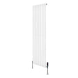 Ovale witte designradiator van 1600 mm x 480 mm met een haakse thermostaatkraan en een strakke, moderne uitstraling