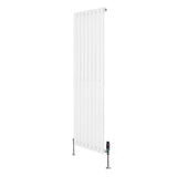 Ovale witte designradiator van 1600 mm x 480 mm met een haakse thermostaatkraan en een strakke, moderne uitstraling