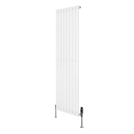 Ovale witte designradiator van 1600 mm x 480 mm met een haakse thermostaatkraan en een strakke, moderne uitstraling
