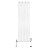 Ovale witte designradiator van 1600 mm x 480 mm met een kolom en haakse thermostaatkraan, strak en modern ontwerp