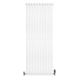 Ovale witte designradiator van 1600 mm x 600 mm met een gladde afwerking en haakse thermostaatkraan aan de onderzijde