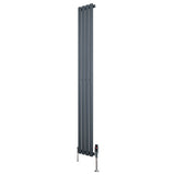 Ovale design radiator in antraciet grijs, 1800 mm x 240 mm, met een haakse thermostaatkraan en strakke, moderne lijnen