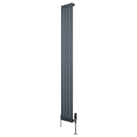 Ovale design radiator in antraciet grijs, 1800 mm x 240 mm, met een haakse thermostaatkraan en strakke, moderne lijnen